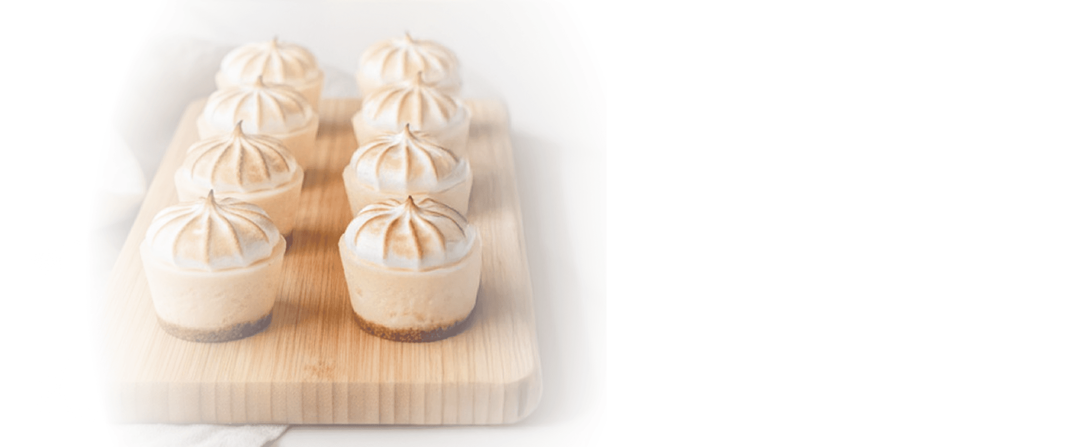 Porciones individuales de postre de merengue sobre tabla de madera