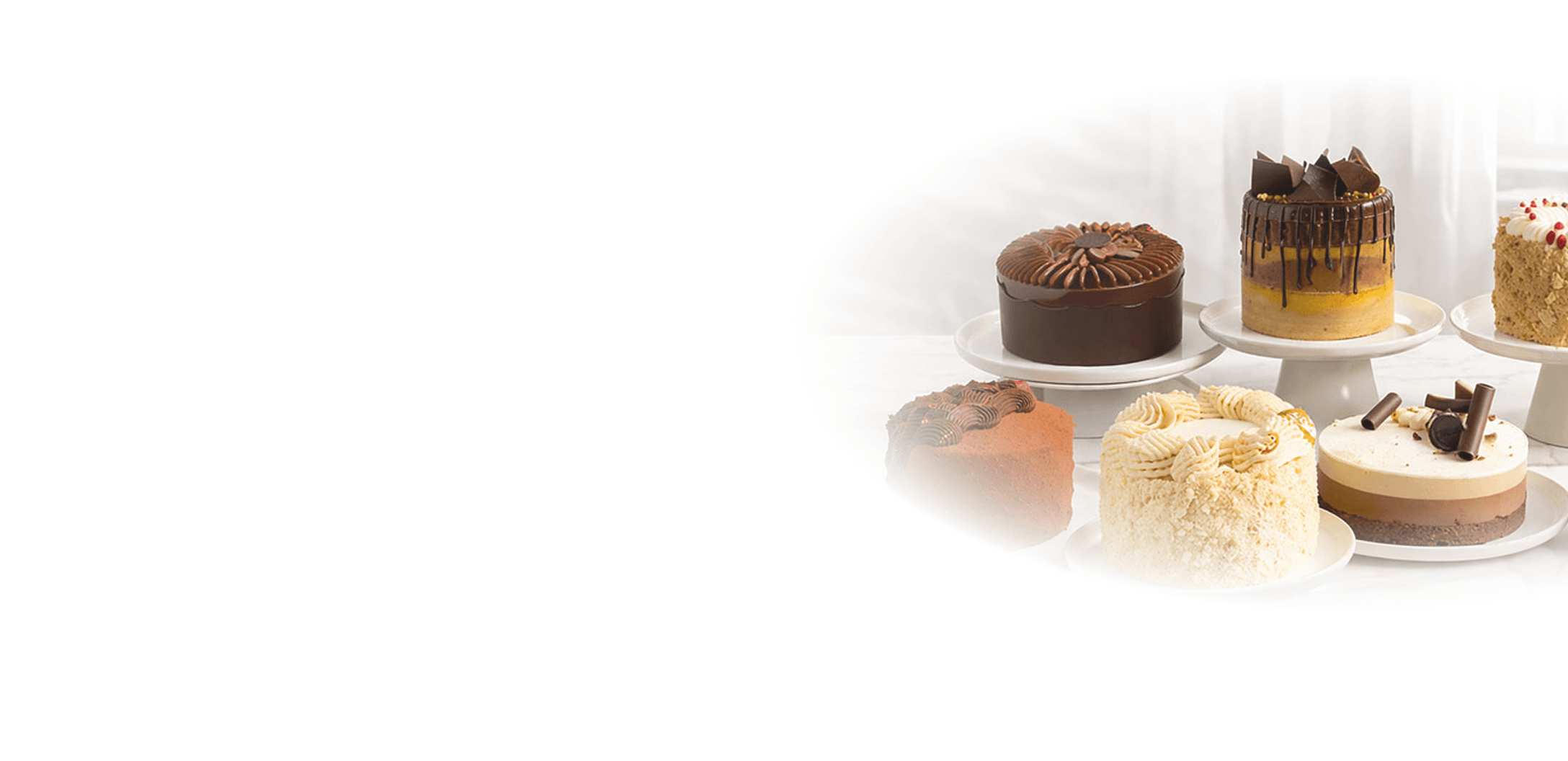 Variedad de tortas y postres Tremus en pedestales